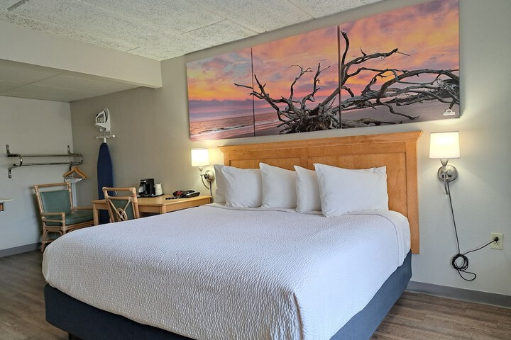 Days Inn & Suites by Wyndham Jekyll Island