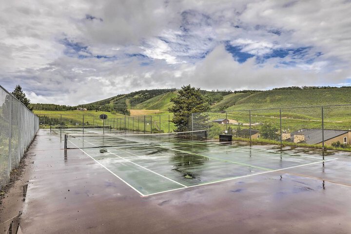 Ski-in / out Granby Ranch Condo w/ Balcony!