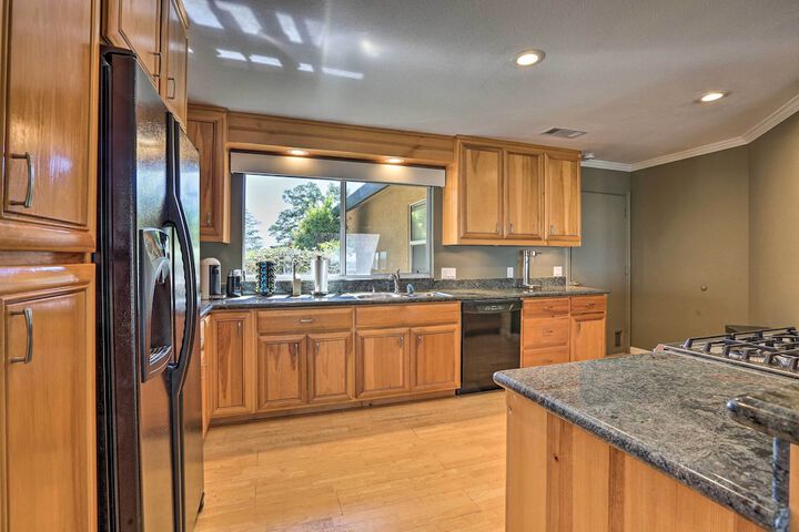 Luxe Auburn Hideaway w / Tennis Court & Views!