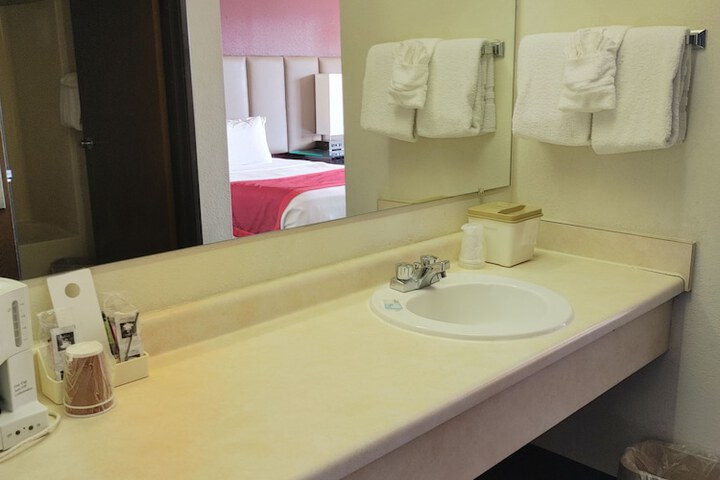 Room 16 of 28
