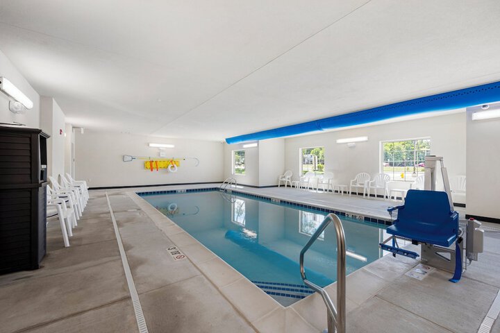 Cobblestone Hotel & Suites - Urbana