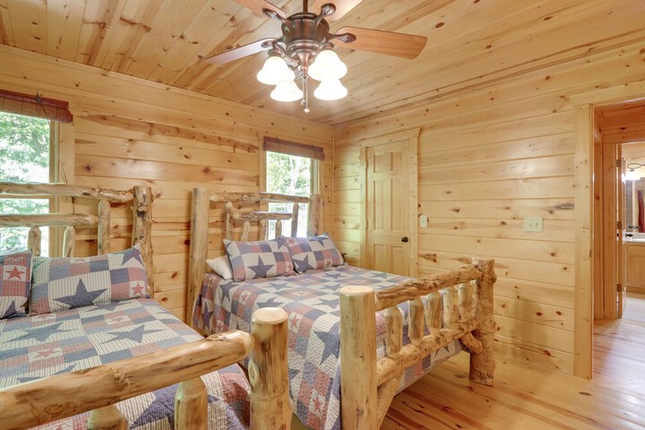 Private Ellijay Cabin w / Hot Tub & Amenities!