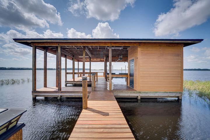 Groveland Home w / Pool: Luxurious Lakefront Oasis!