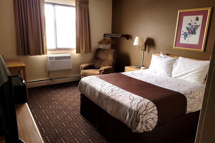 Room 5 of 9