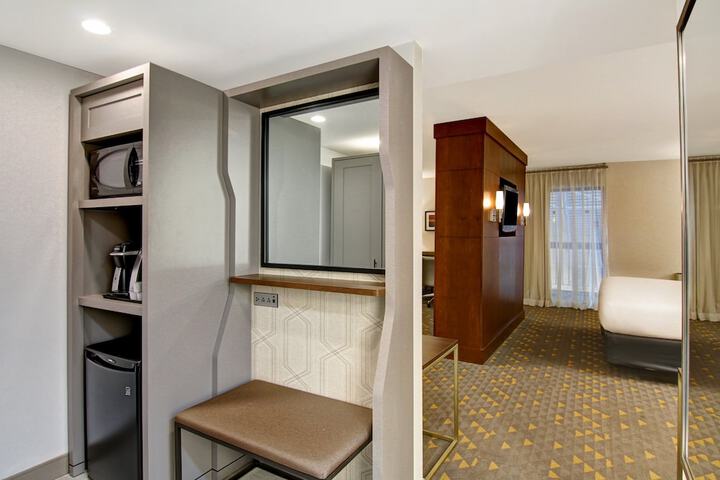 Holiday Inn Oakville Centre by IHG