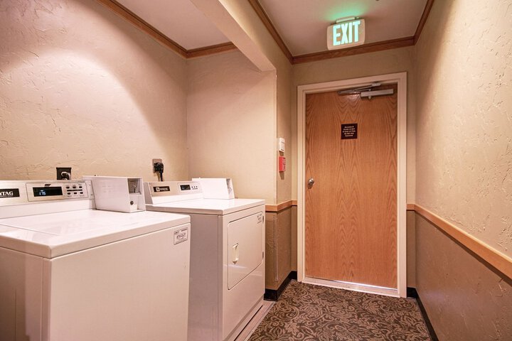 2759 Slopeside 1 Bedroom Condo by RedAwning