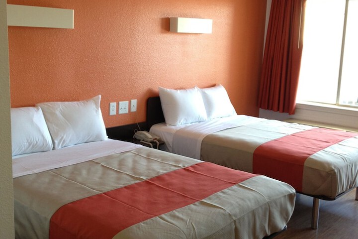 Motel 6 Grand Prairie TX - Near Six Flags Drive