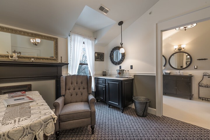 Room 33 of 148
