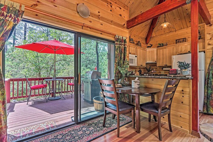 Furnished Deck: Romantic Strawberry / pine Studio!