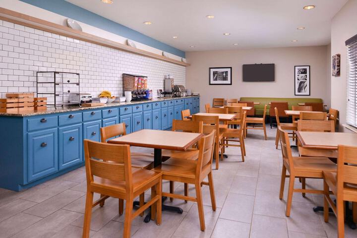Country Inn & Suites by Radisson Omaha Airport, IA