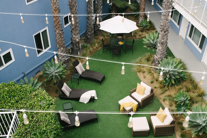 Hotel Exterior 42 of 49