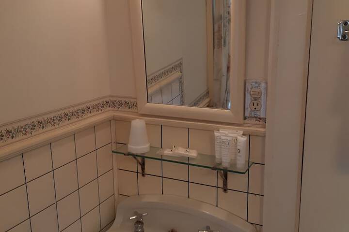 Room 110 of 215