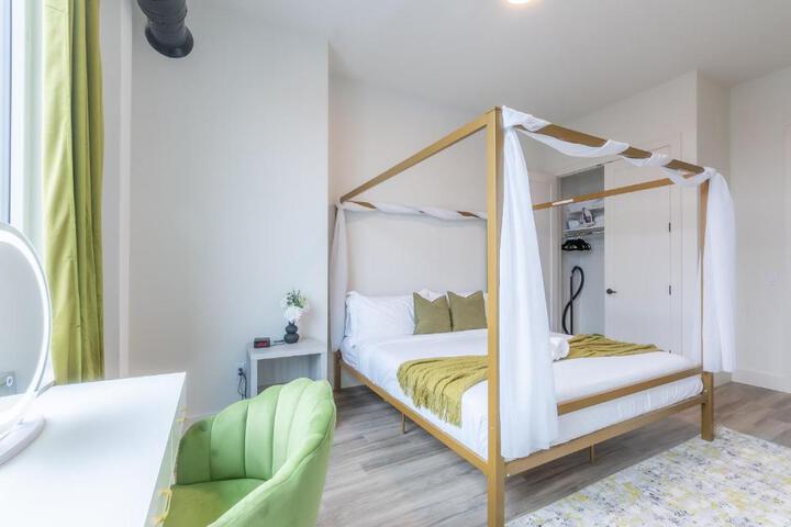 Emerald Escape Free Parking, 2 Bath, Sleeps 8 Near American Dream and The Airport, King Bed and 2 Queen Beds, Washer and Dryer