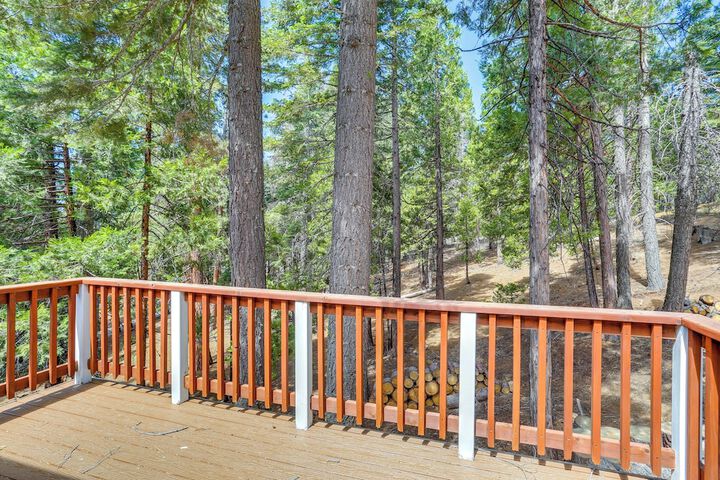 Pet-friendly California Cabin w / Beach Access