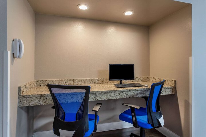 Business Center 23 of 24