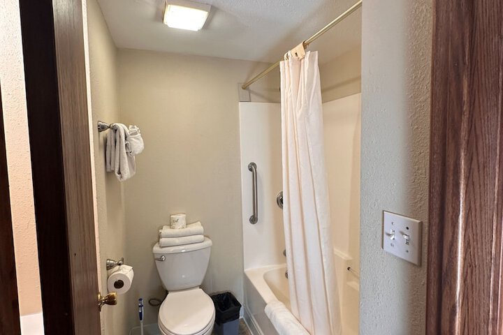Room 180 of 299