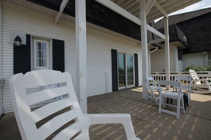 Snyders Shoreline Inn