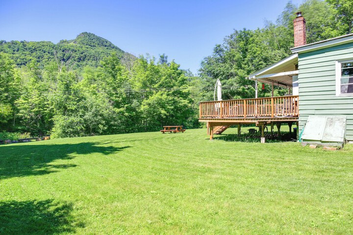 Hunter Home w / Fire Pit & Yard: on Main Street!