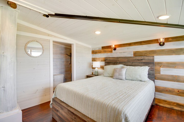 Lakefront Motley Cabin w / Private Deck + Dock!