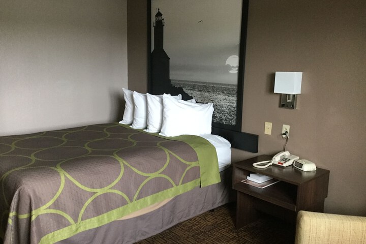 Super 8 by Wyndham Indianapolis / Emerson Ave