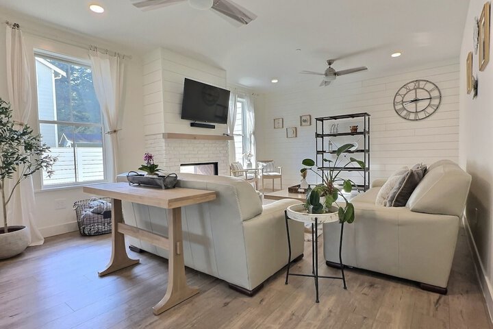 Serene 5BR Farmhouse Retreat Shoreline