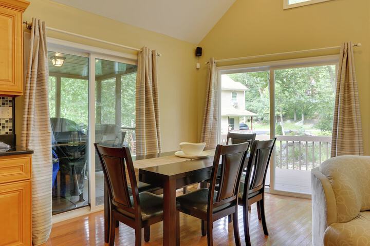 Pools Hot Tub & More: Bushkill Mountain Getaway!