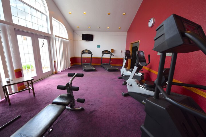 Days Inn by Wyndham Mackinaw City - Lakeview