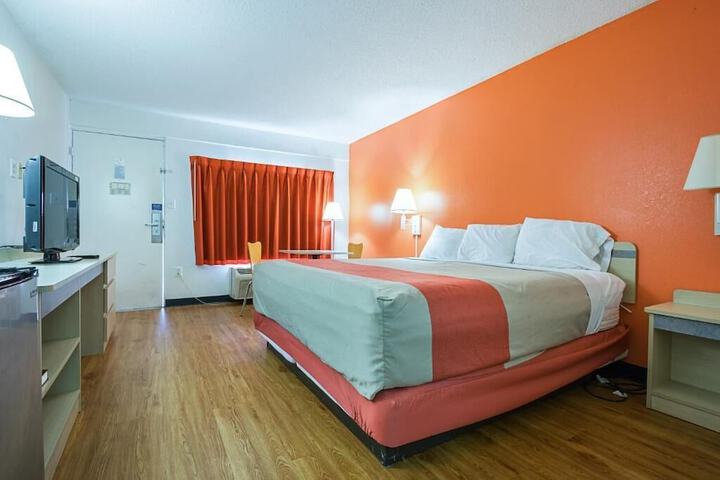 Room 4 of 8