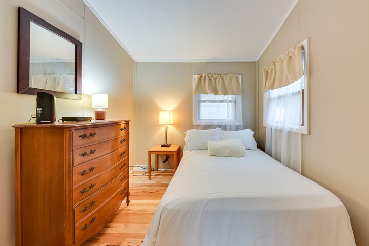 Salem Vacation Home w / Dock: Steps to Paddock Lake
