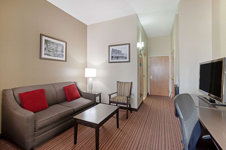Best Western Plus Bradbury Inn & Suites