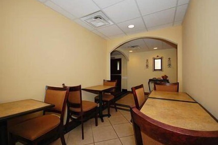 Dining 41 of 44