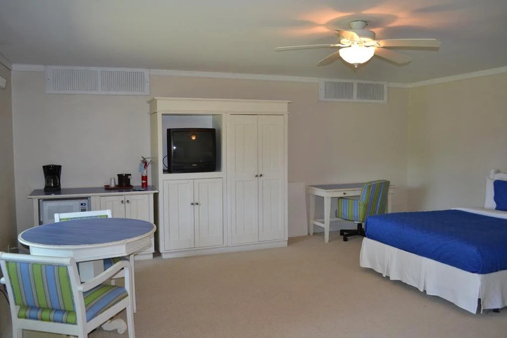 Buzzs Lakeside Inn