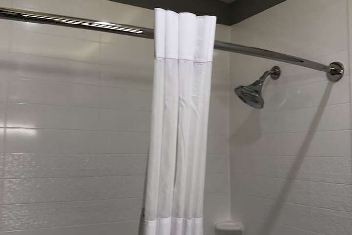 Days Inn & Suites by Wyndham Port Arthur