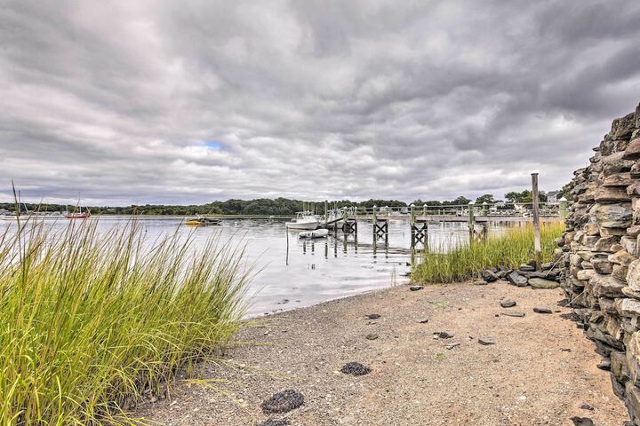 Charming Bristol Cottage w / Private Beach!
