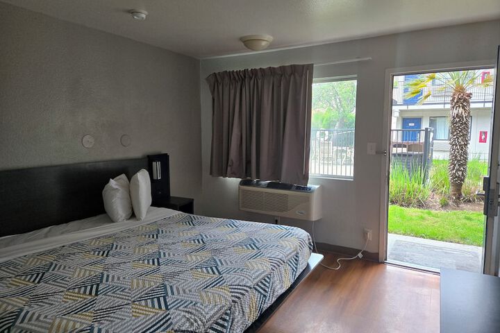 Super 8 by Wyndham Tracy