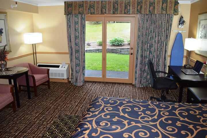 Hollow Inn & Motel