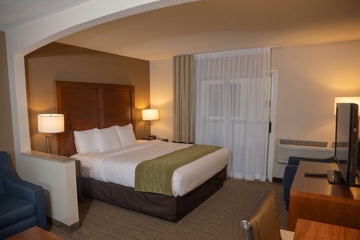 Comfort Inn & Suites Erie - Splash Lagoon Indoor Waterpark