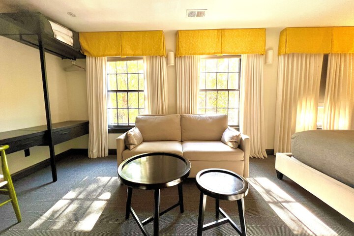 Room 27 of 99
