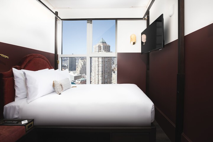 Room 28 of 66