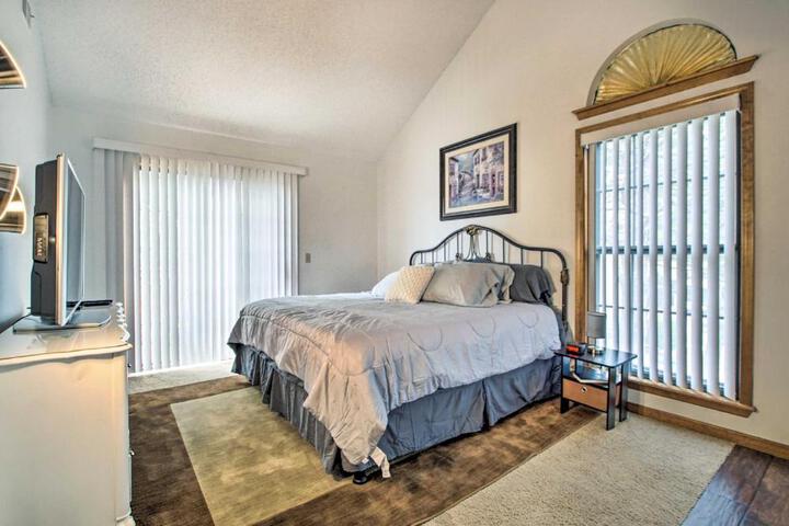 Shawnee Condo 10 Mi to Downtown Kansas City!