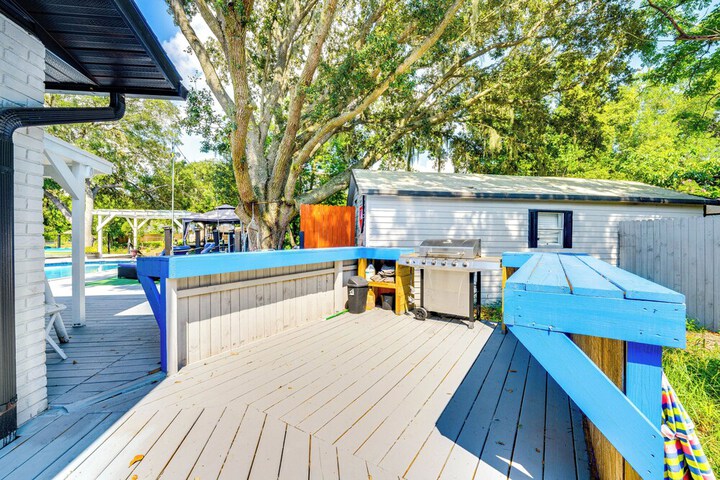 Spacious Tavares Home w / Private Outdoor Oasis!