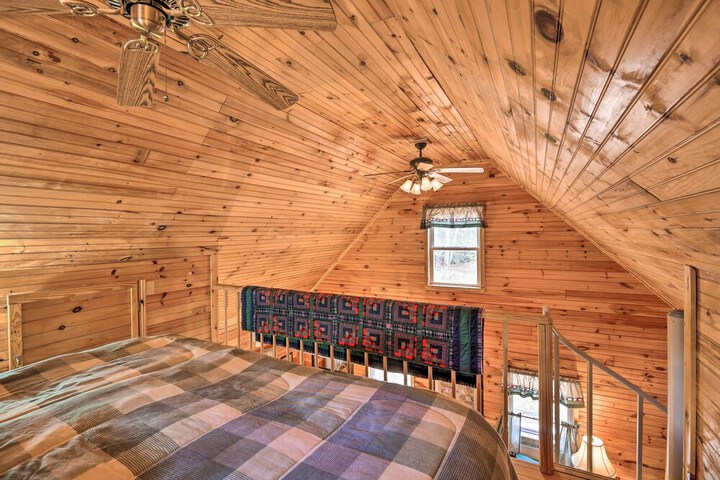 Peaceful Mountain City Cabin w / Porch & Fire Pit