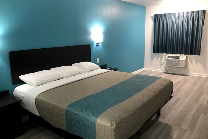 Room 14 of 32