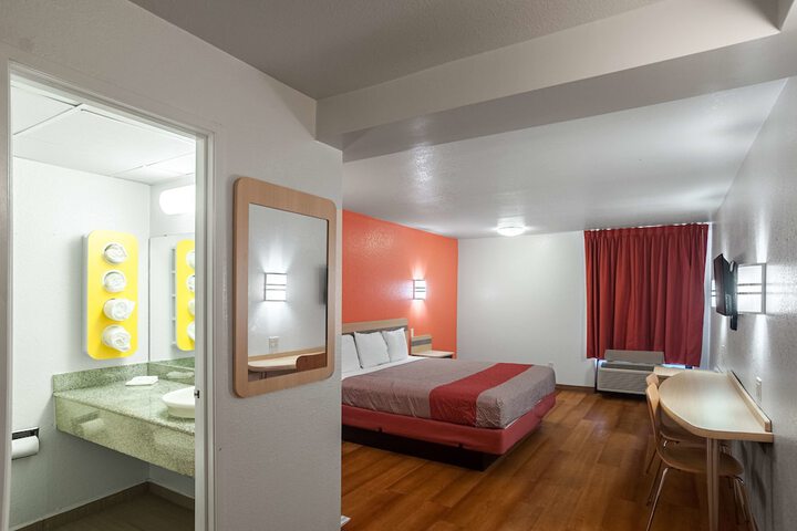 Room 10 of 30