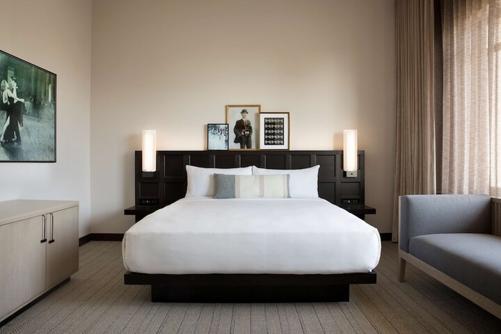 Room 26 of 85