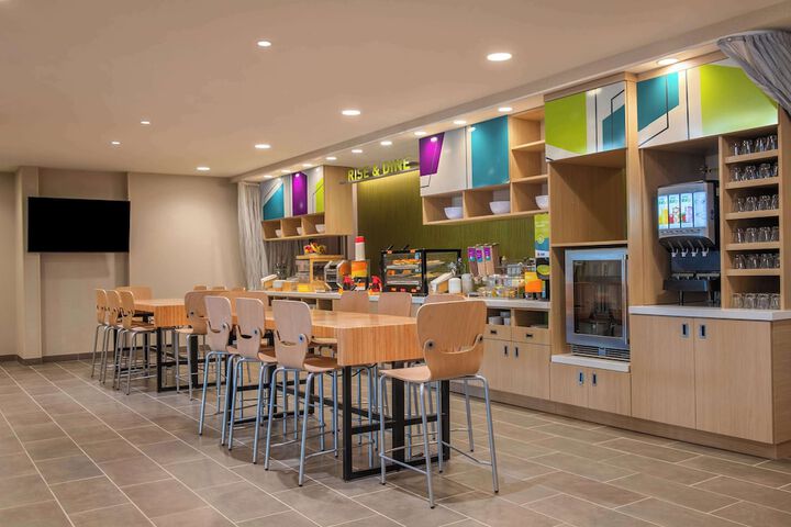 Breakfast/Coffee Service 31 of 39