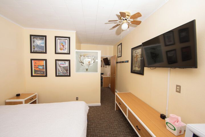Room 4 of 9