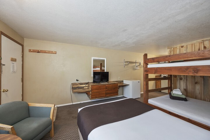 Room 32 of 65