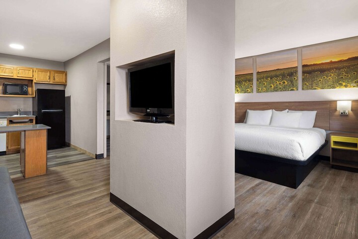 Days Inn & Suites by Wyndham Kokomo