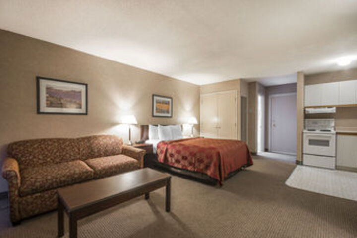 Econo Lodge Inn & Suites